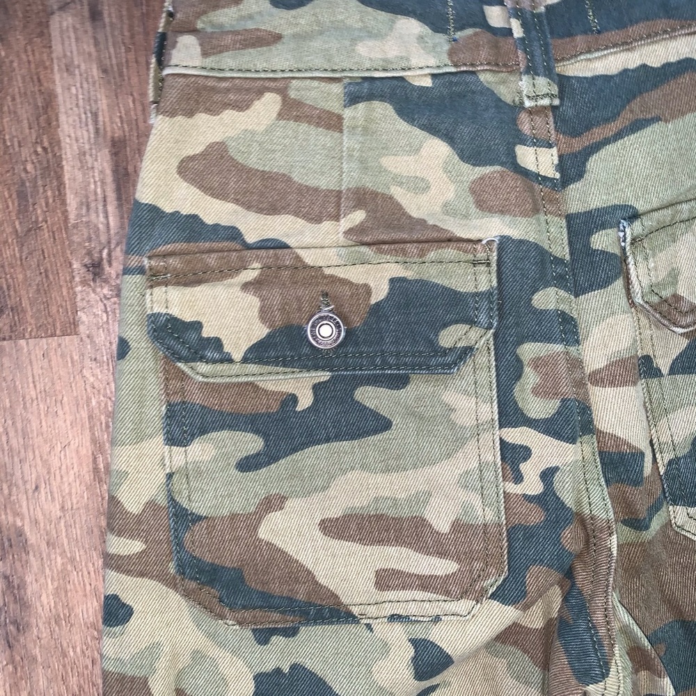 Adorable NWT We The Free Remy Camo Crop Jeans❣️ - Picture 5 of 6
